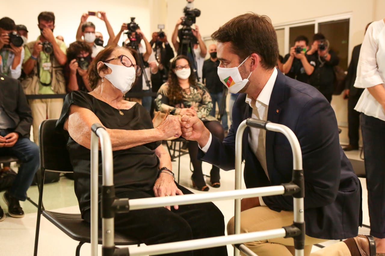 No HCPA, governador Leite cumprimenta Eloina Gonçalves Born, 99 anos, a pessoa com mais idade entre as cinco primeiras vacinadas - Foto: Gustavo Mansur / Palácio Piratini