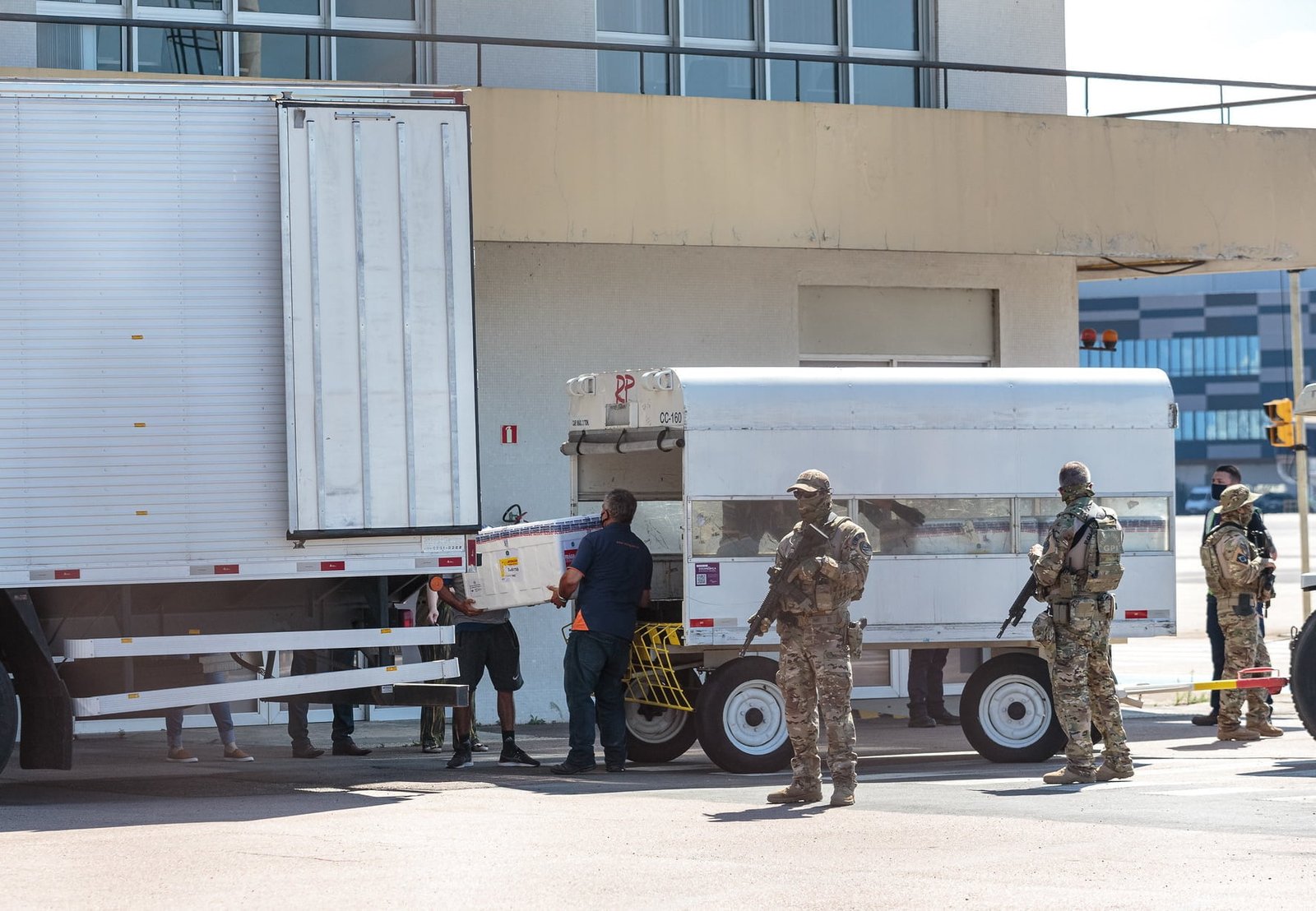 Caixas térmicas com o imunizante fabricado na Índia chegaram ao aeroporto Salgado Filho por volta das 9h30 deste domingo, 24 - Foto: Gustavo Mansur / Palácio Piratini