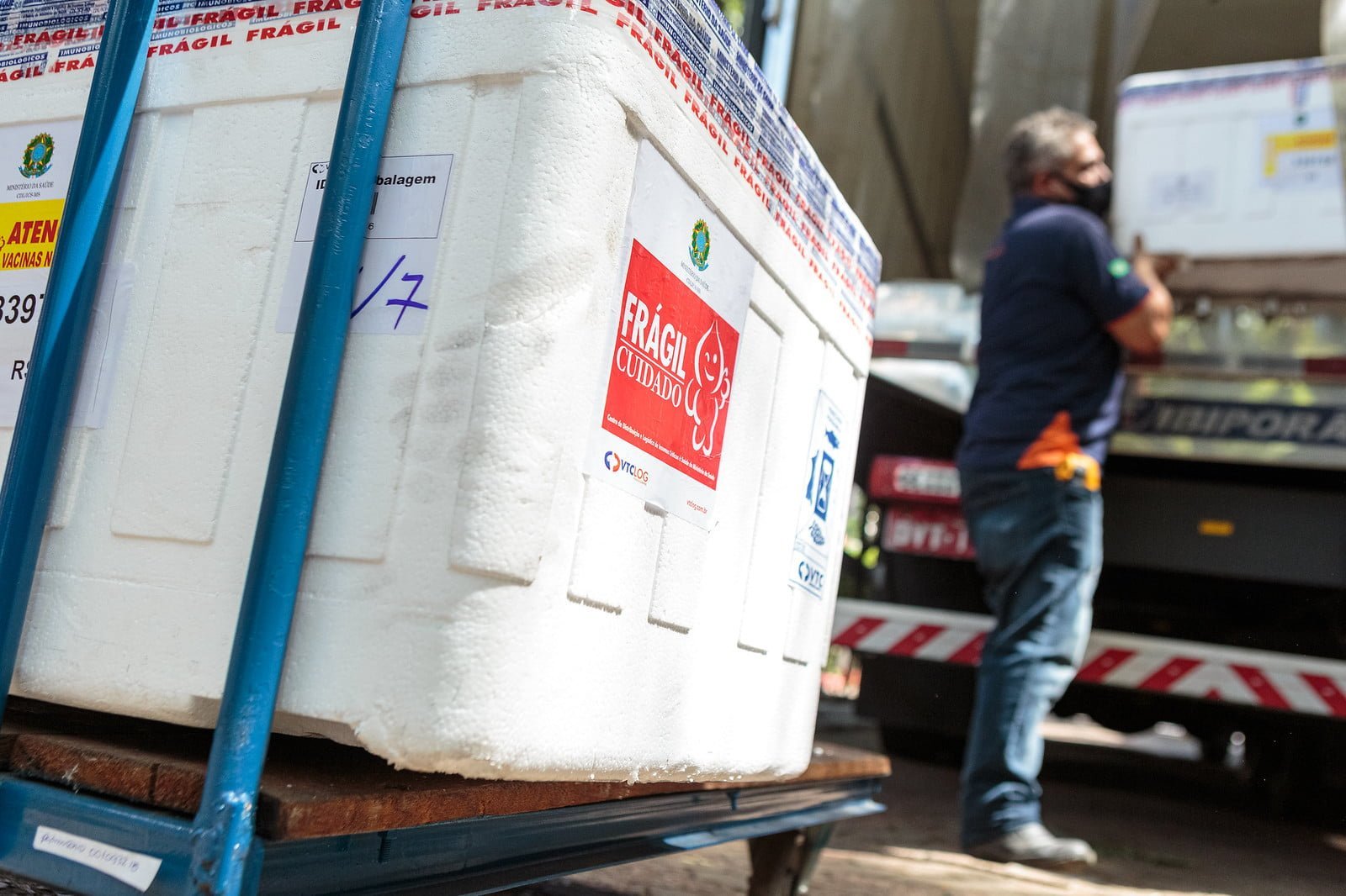 Carregamento seguiu para a Central Estadual de Armazenamento e Distribuição de Imunobiológicos da Secretaria da Saúde - Foto: Gustavo Mansur / Palácio Piratini