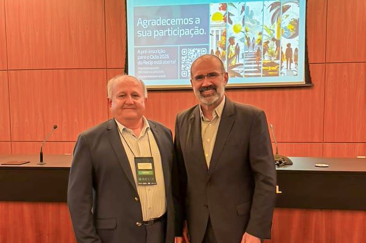 Sócio fundador e diretor operacional do Sicoob São Miguel, Jaimir Balbinot (e), com o chefe de departamento do Banco Central, Adalberto Felinto